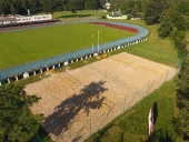 Bieżnia tartanowa, boisko główne trawiaste, boiska do siatkówki plażowej